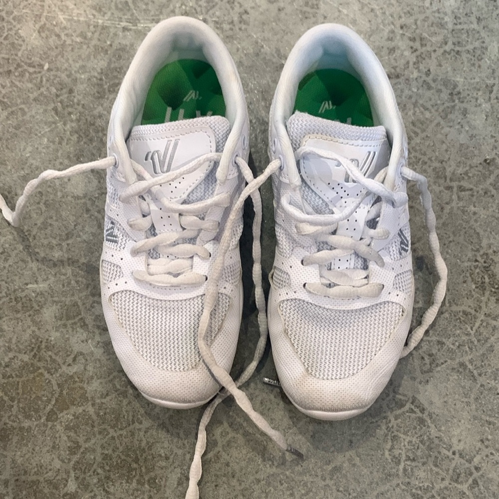 Varsity girls Y2 cheer shoes